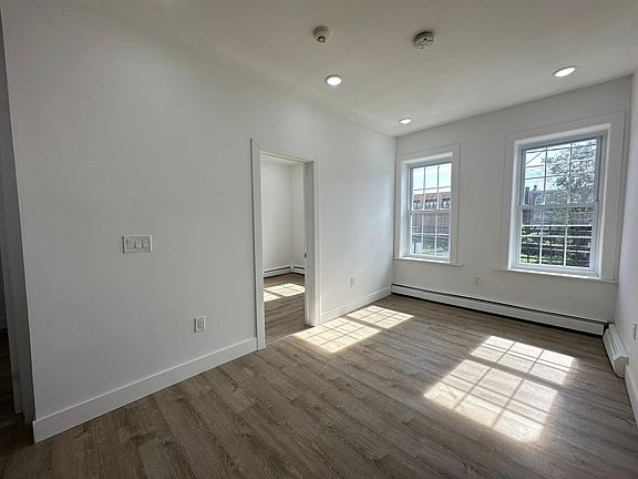 5th image of 211 Woodward St #5E