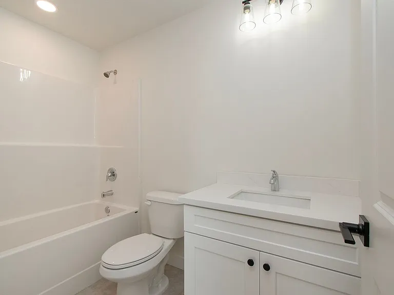 1104 W Lauridsen Blvd #1-4 — Photo 23