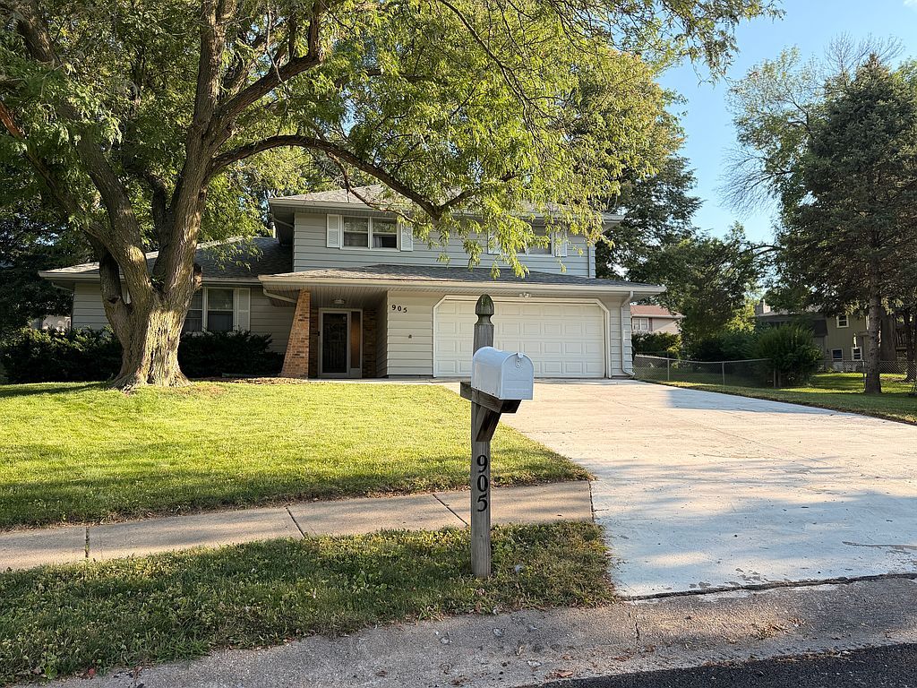 905 Sherman Cir - Property Image