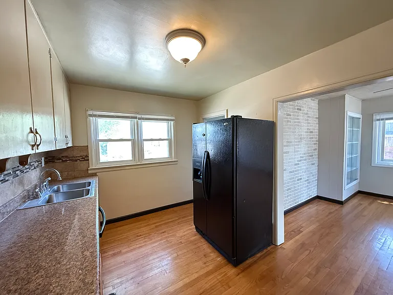 895 Russell St — Photo 6