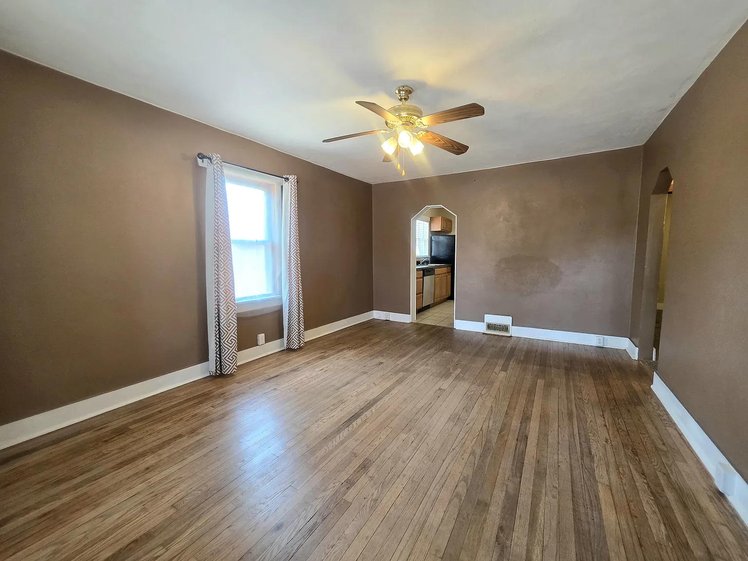 3 bed, 962 sqft, $1,600 — Photo 3