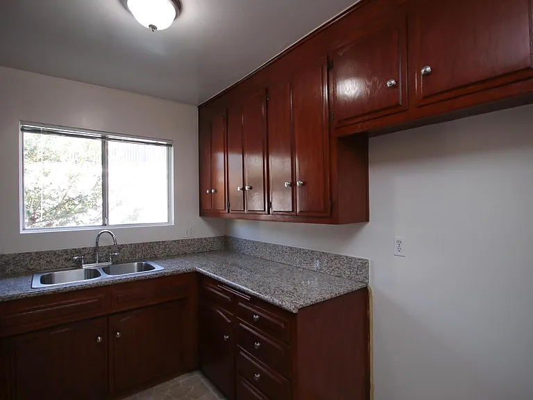 202 E Live Oak St #F — Photo 9