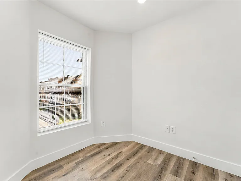 4700 Chestnut — Photo 32