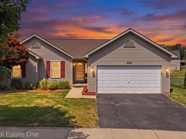 586 Town Trl, Pinckney, MI 48169