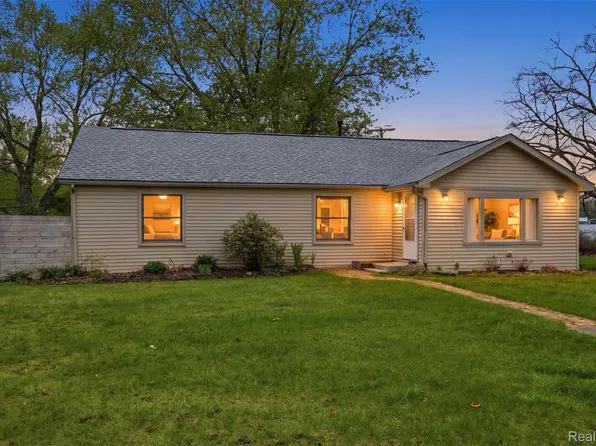 20052 Pine St, Brownstown, MI 48174