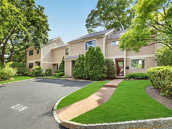 2nd image of 218 Tree Top Crescent