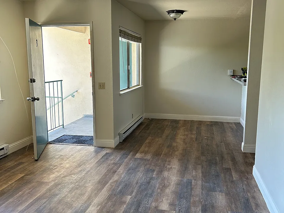 492 Van Buren St #3