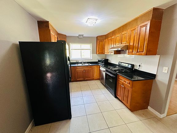 3rd image of 7827 Ahern Ave