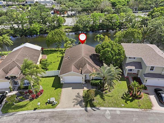 2nd image of 1724 Sawgrass Circle