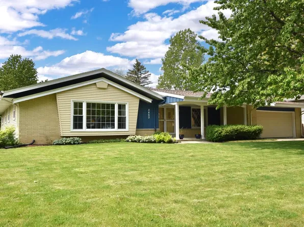 2453 South Green Links DRIVE, West Allis, WI 53227