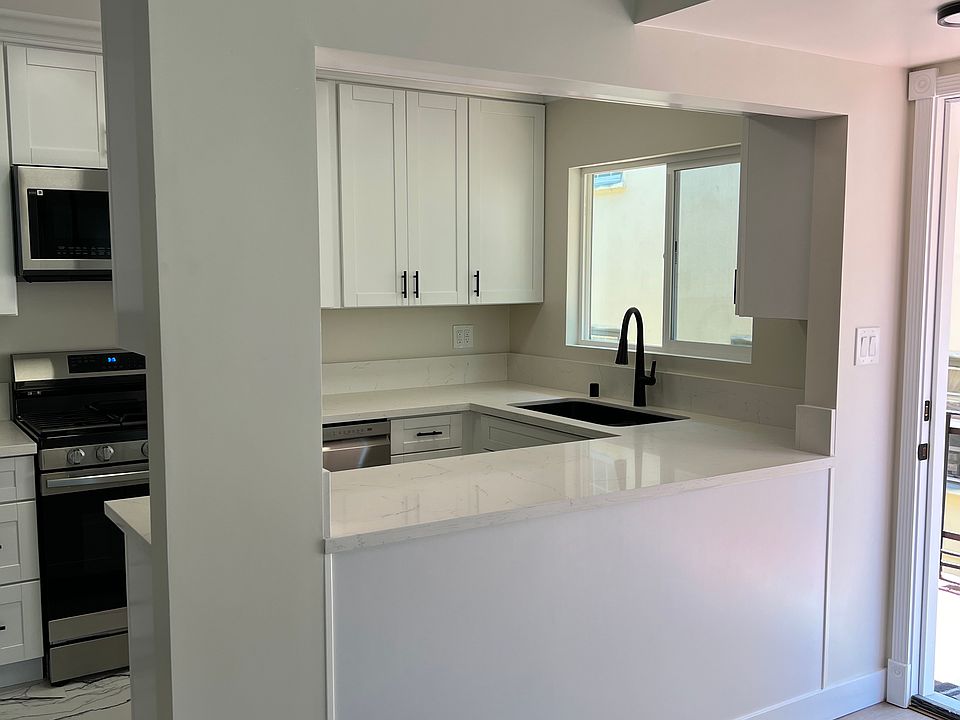 1st image of 522 N Alexandria Ave APT 1A