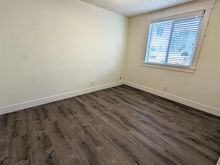 215 SW Kalmia St #D — Photo 19