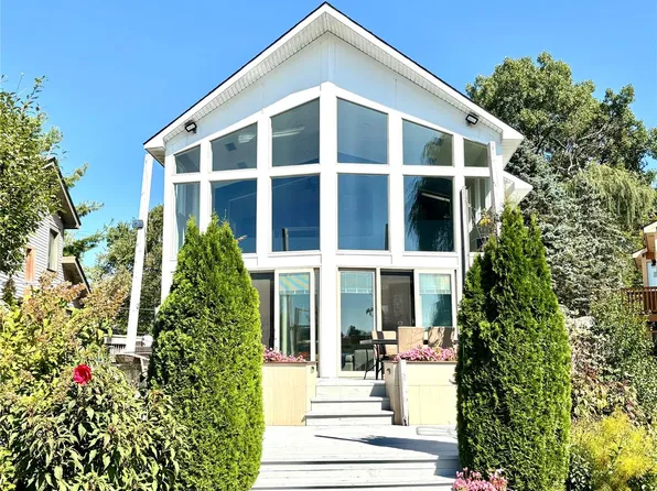 8871 Lakeview Dr, White Lake, MI 48386