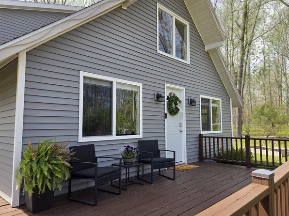 983 Duquesa Dr, Weidman, MI 48893