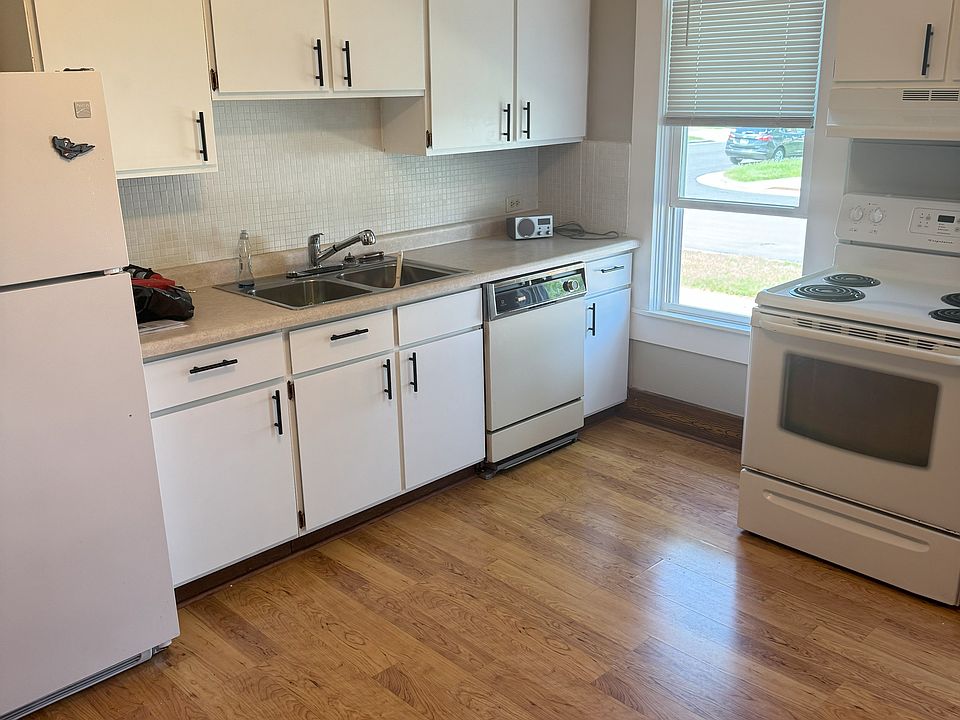 Eat-in kitchen