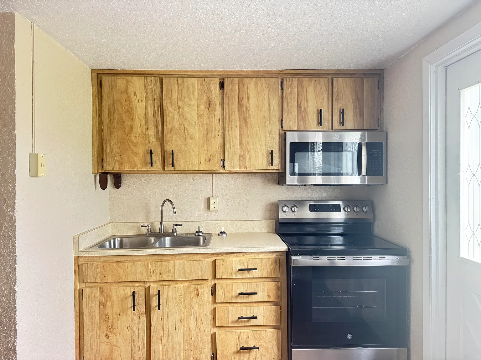 2/1 Duplex On Quiet Dead End Street — Photo 3