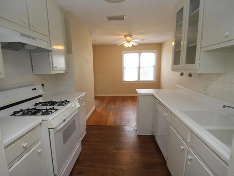 4904 Auburn Dr N — Photo 2