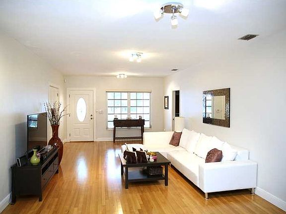 4th image of 636 Minorca Ave