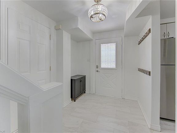 5th image of 32 Enfield Dr