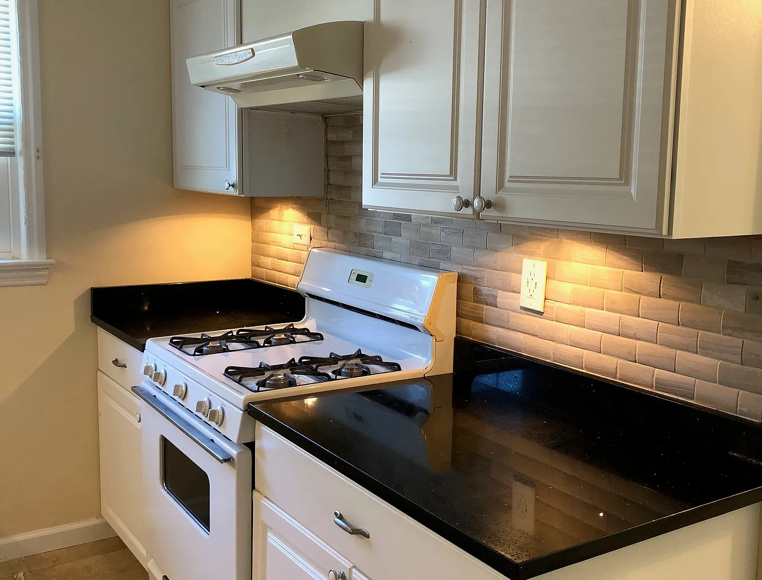 3 bed, 1.5 bath, 1900 sqft, $5,995 — Photo 3