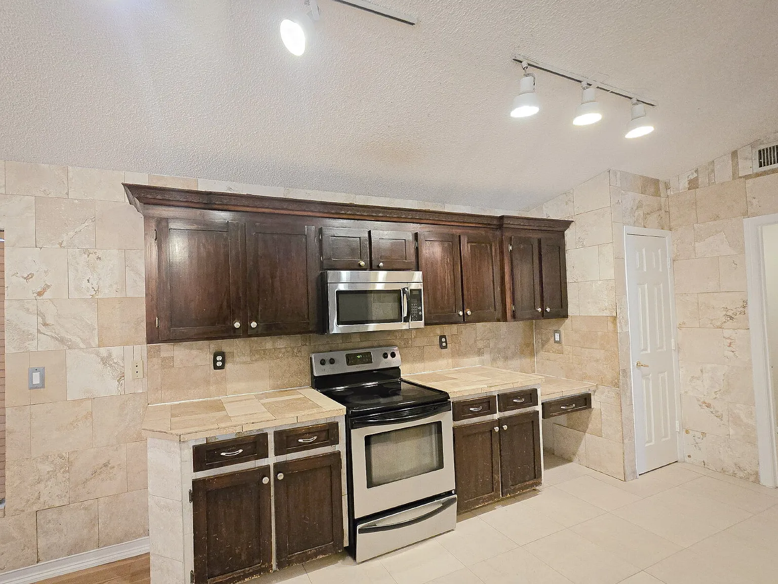 3 bed, 2.0 bath, 1514 sqft, $1,900 — Photo 4