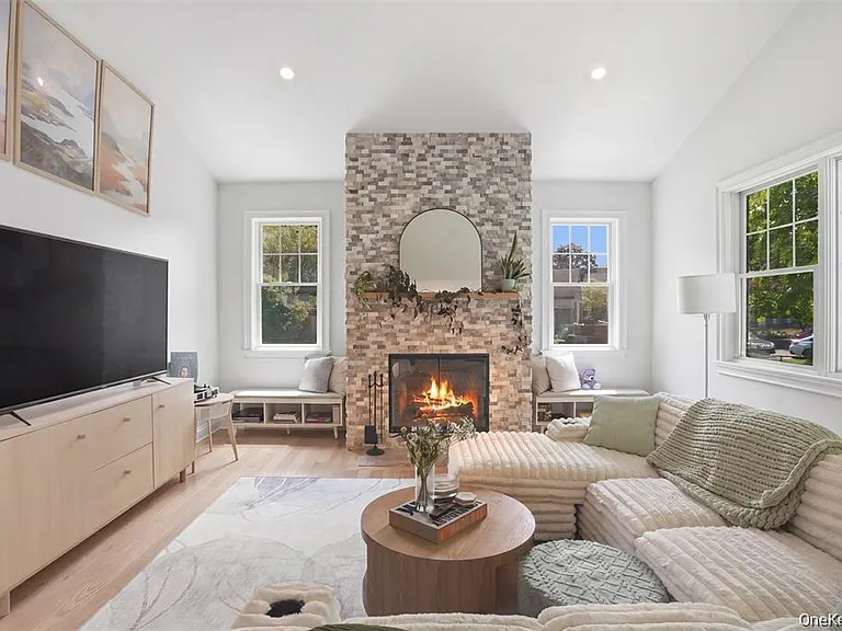 33 Howland Ave — Photo 5