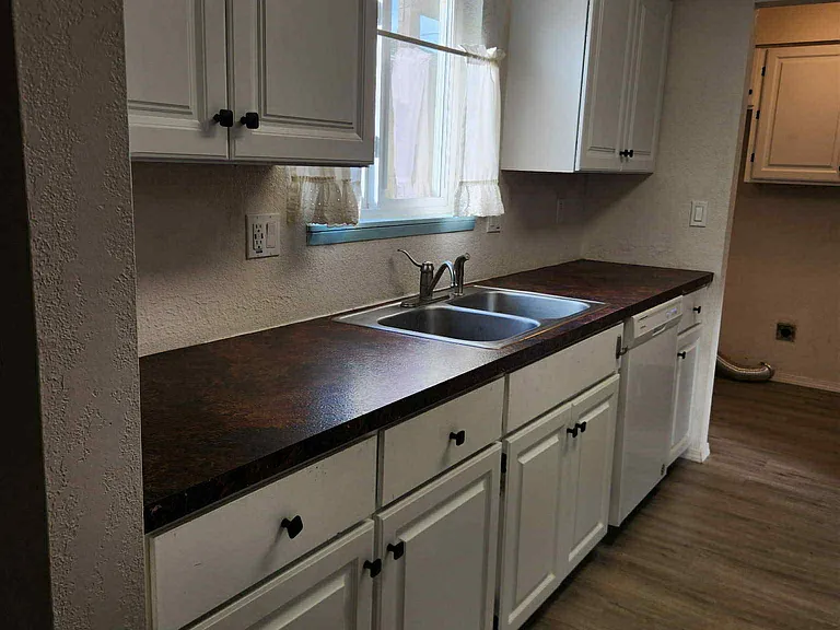 470 W Ridgeway Ave — Photo 5