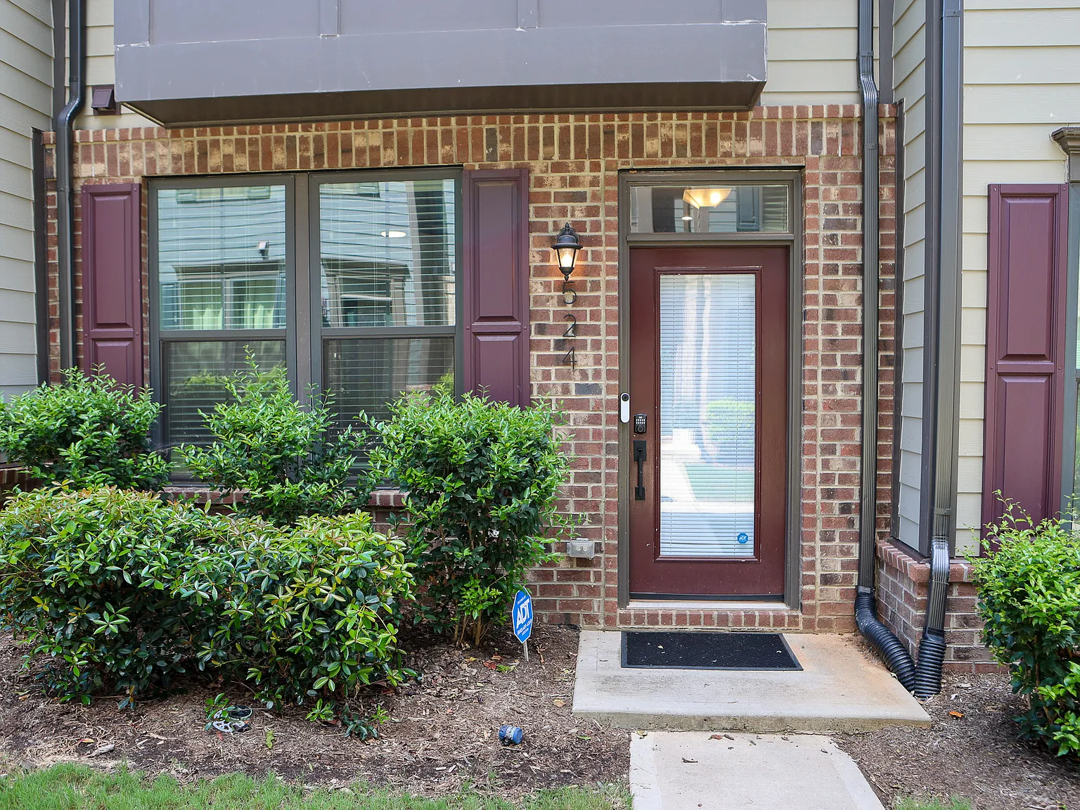 3 bed, 3.5 bath, 1624 sqft, $3,000 — Photo 1