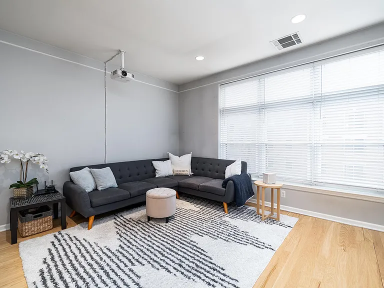1300 Grand St #418 — Photo 4