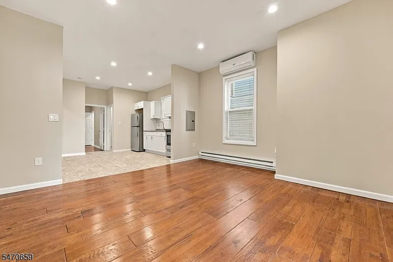 3 bed, 2.0 bath, 1109 sqft, $2,300 — Photo 4