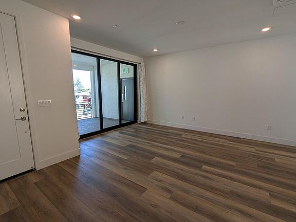 4th image of 250 Waters Park Cir