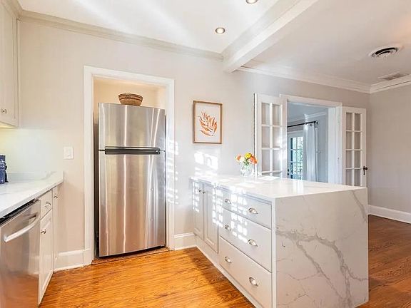 5th image of 380 Holmes Cir