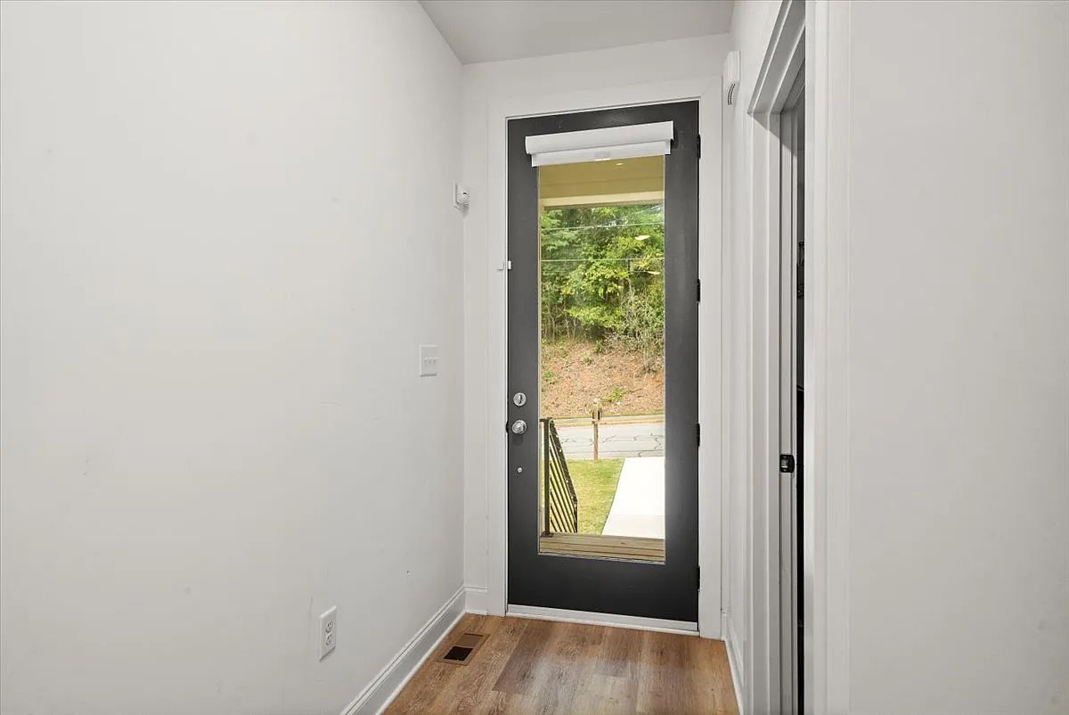 5 bed, 5.5 bath, 1980 sqft, $4,900 — Photo 2