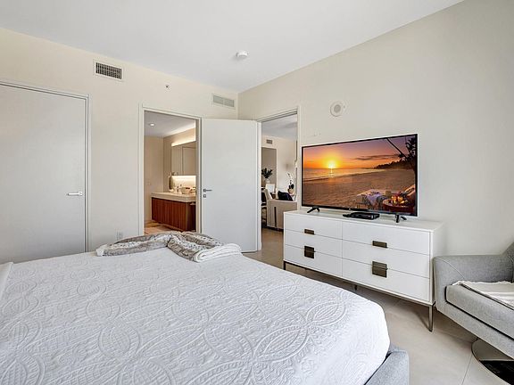 5th image of 401 N Birch Road #413