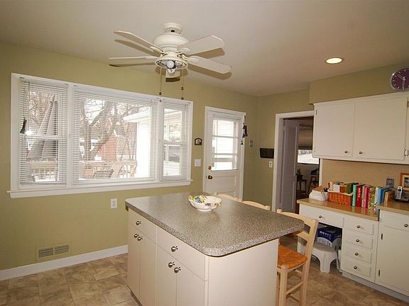5th image of 18 Lakeview Dr
