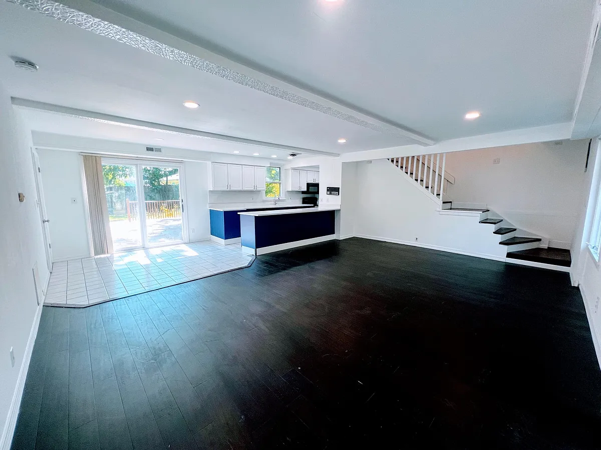 Living room 1 - 2909 S Lakeshore Dr #4