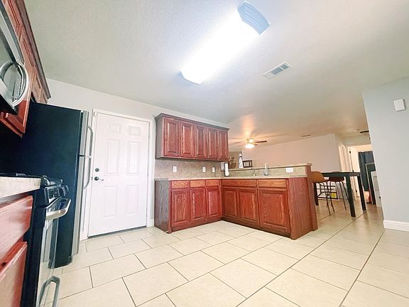 3rd image of 2911 Roosevelt Ave