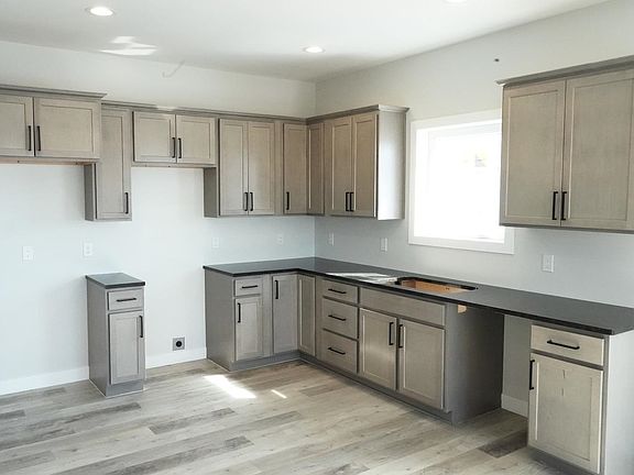 4th image of 122 Revere Cir