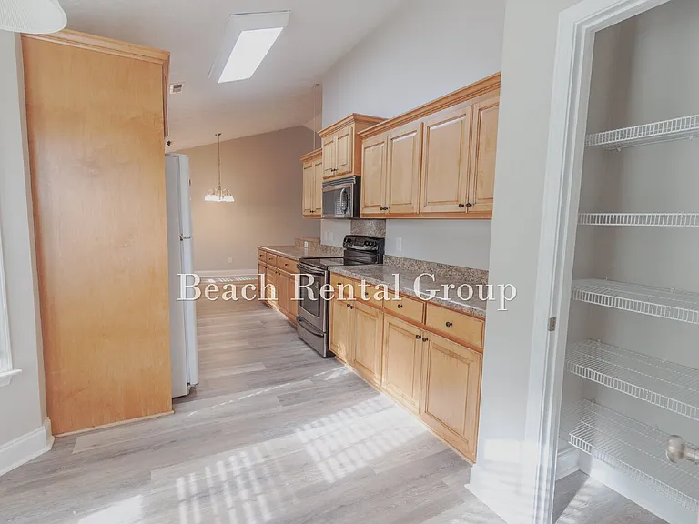 204 Macarthur Dr — Photo 11
