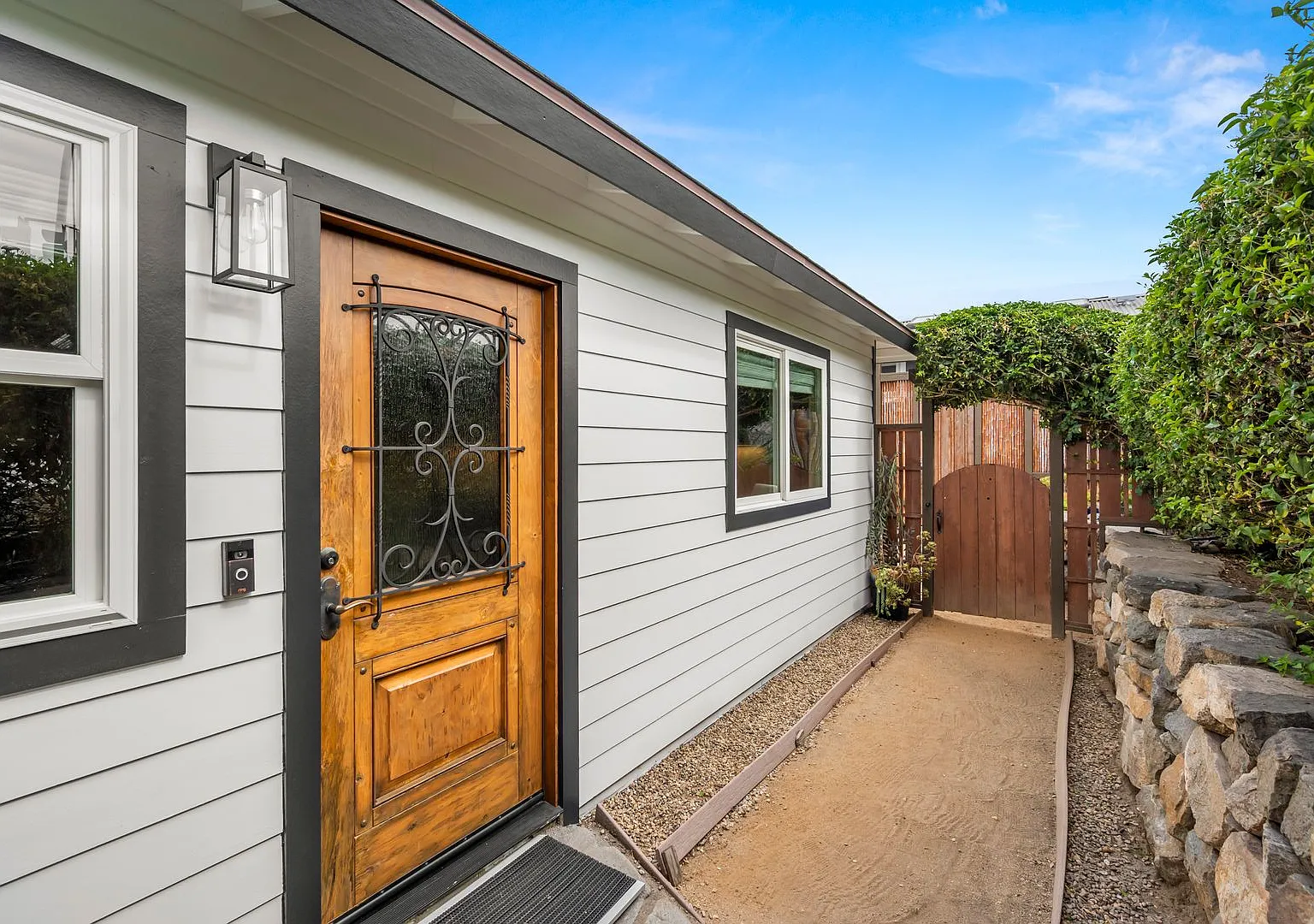 Stunning 2 BD, 2 BA, Single Level House in Solana Beach Rental for 6 Month Lease. — Photo 4