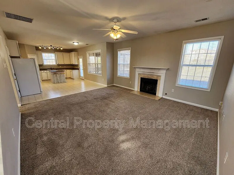 4 bed, 2.5 bath, 2497 sqft, $2,200 — Photo 4