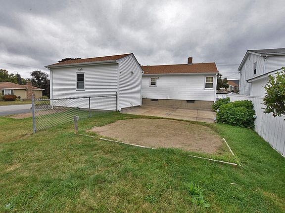 4th image of 139 Borden Ave