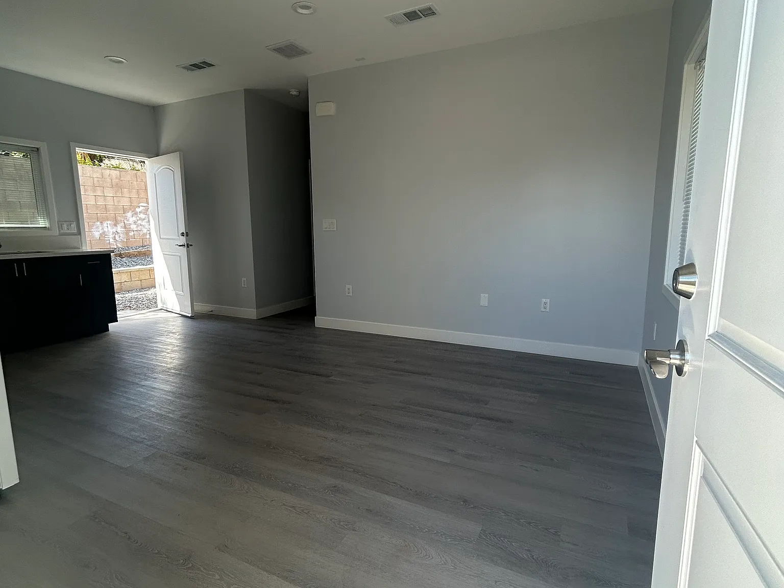 3 bed, 1000 sqft, $2,795 — Photo 2