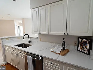 2 bed, 990 sqft, $2,200 — Photo 2
