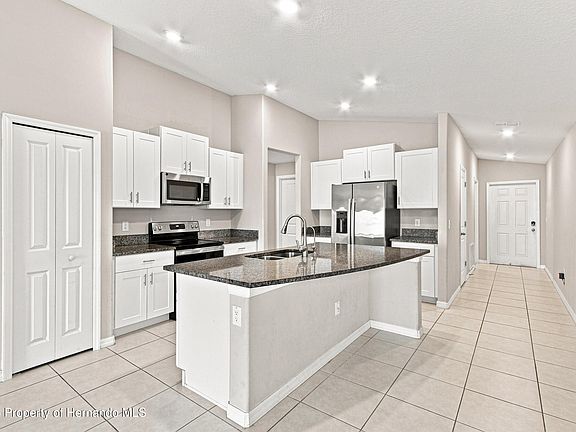 4th image of 165 Argyll Dr