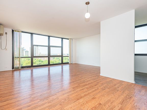 3rd image of 3001 S Michigan Ave Unit 901