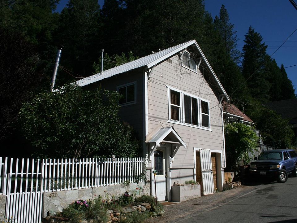 2nd image of 425 Main St