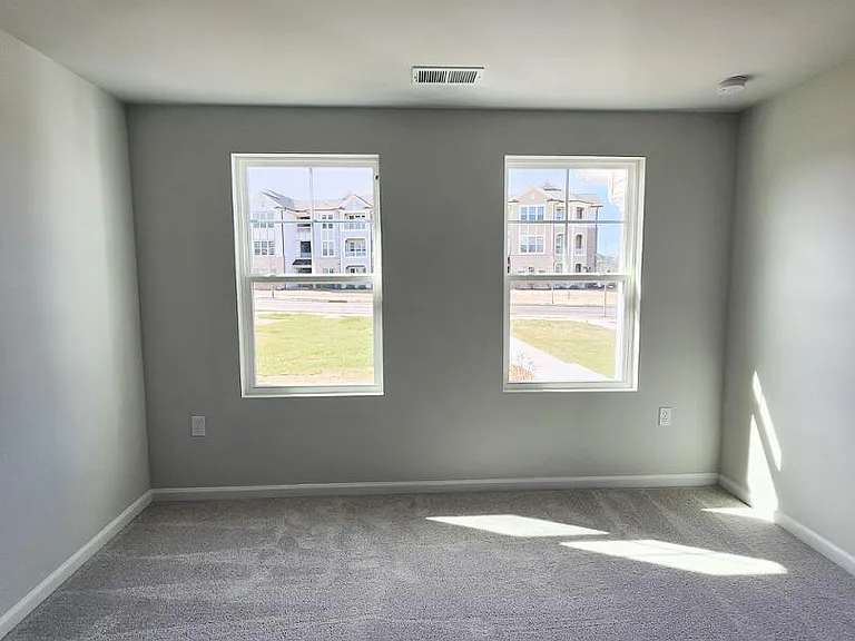 2431 Kasota Ln — Photo 8