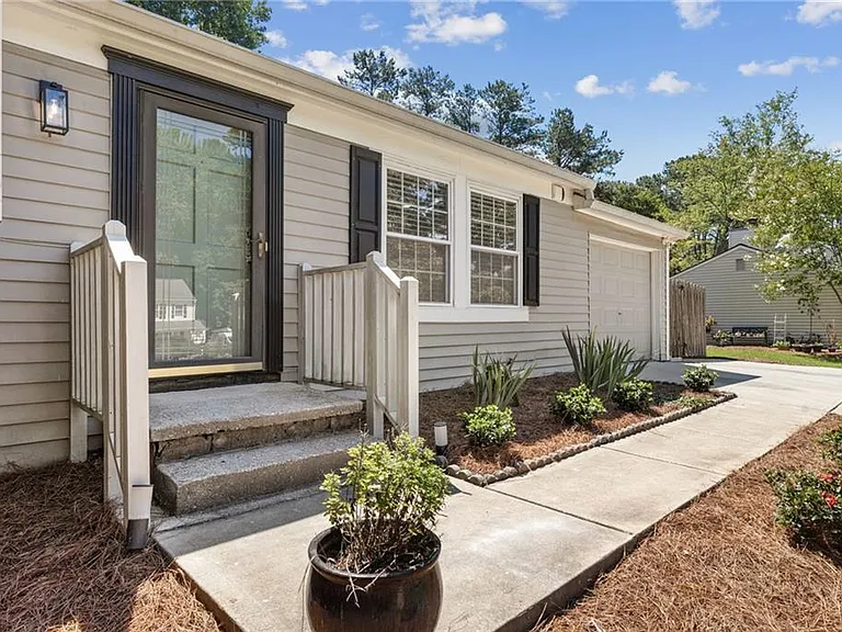 472 Barnesdale Dr — Photo 13