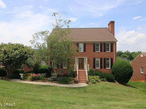 3rd image of 4590 Chippenham Dr